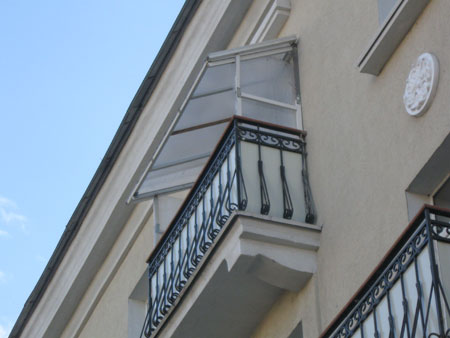 Самодельная конструкция балкона вблизи