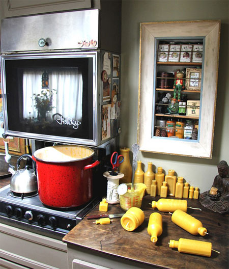 Кухня внутри дома на колесах, на которой можно не только готовить, но и делать бизнес
