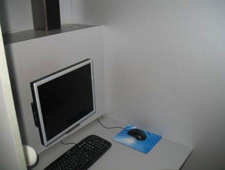 Компьютер внутри мини-кабинета